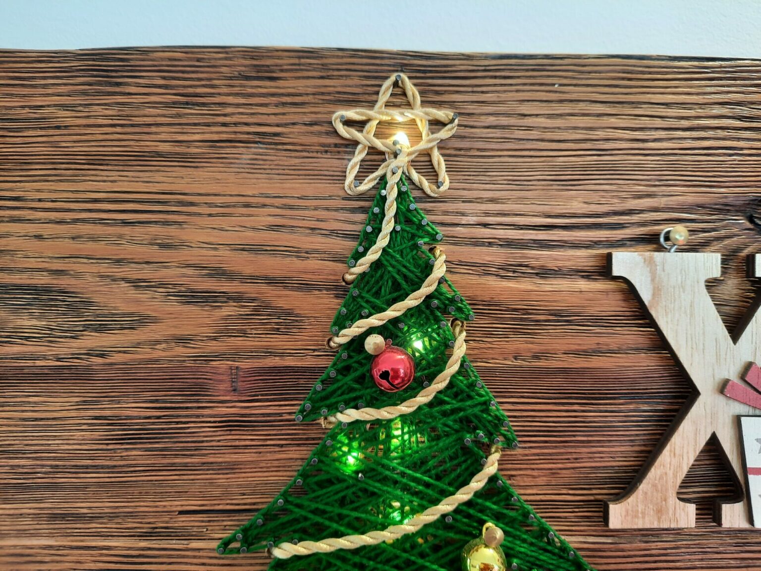 A string art Christmas tree with lights and garland (+ free pattern