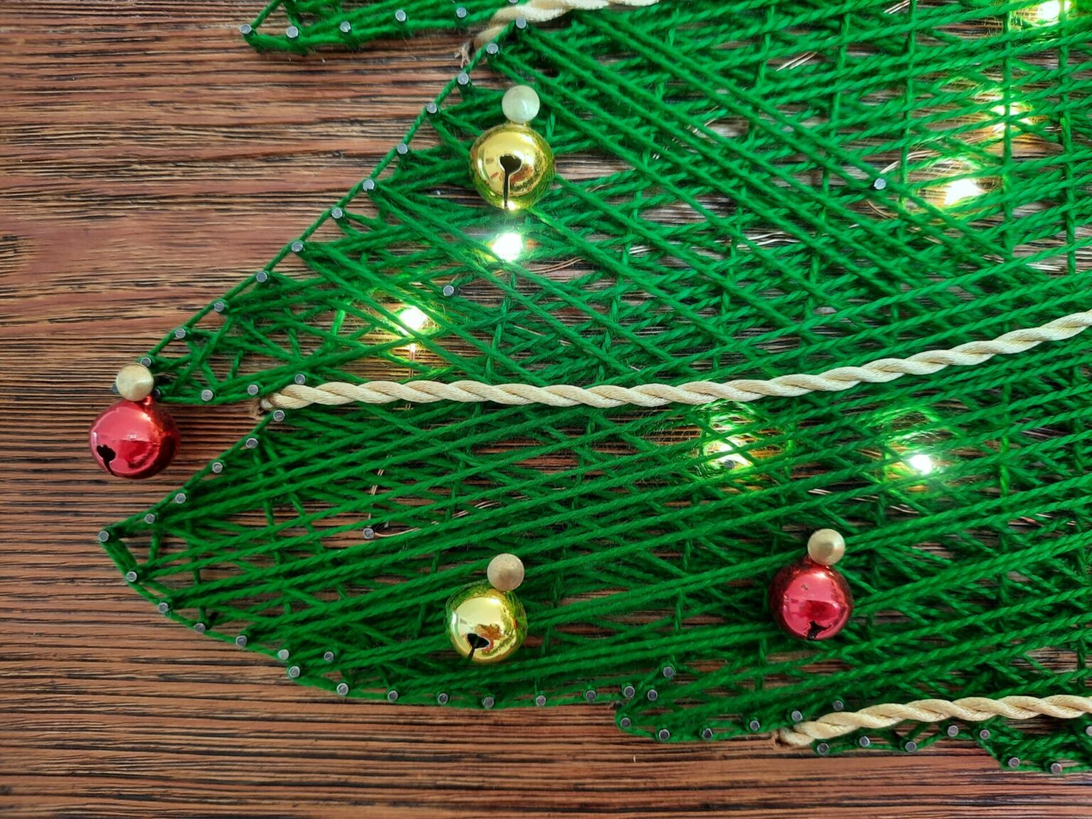 A string art Christmas tree with lights and garland (+ free pattern