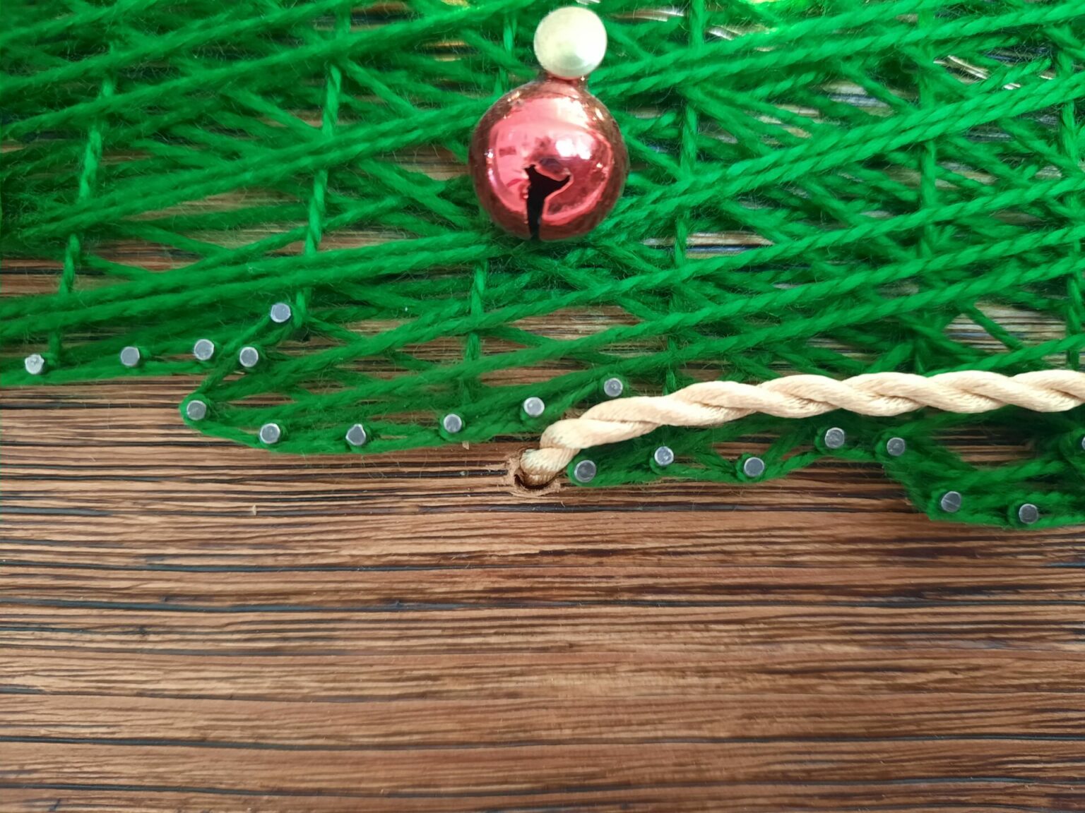 A string art Christmas tree with lights and garland (+ free pattern