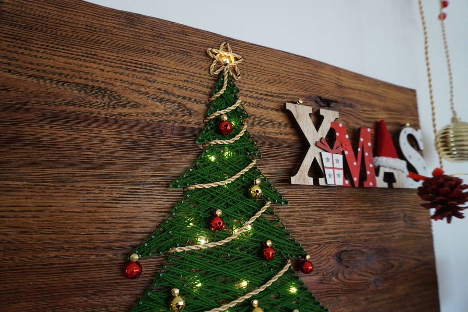 A string art Christmas tree with lights and garland (+ free pattern