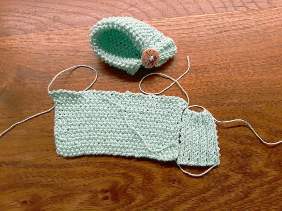 My first try at knitting baby shoes LRCrafts